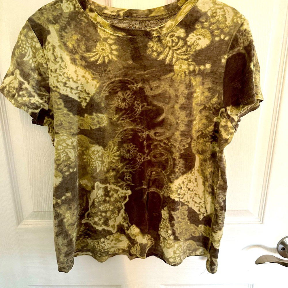 Super soft T-shirt in greens. Size M